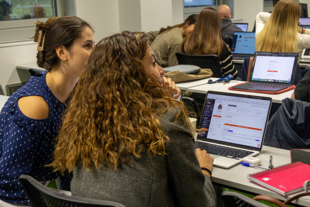 Alumnos del Máster de Marketing Deportivo utilizando HypeAuditor para segmentar creadores con más de 35 filtros avanzados.