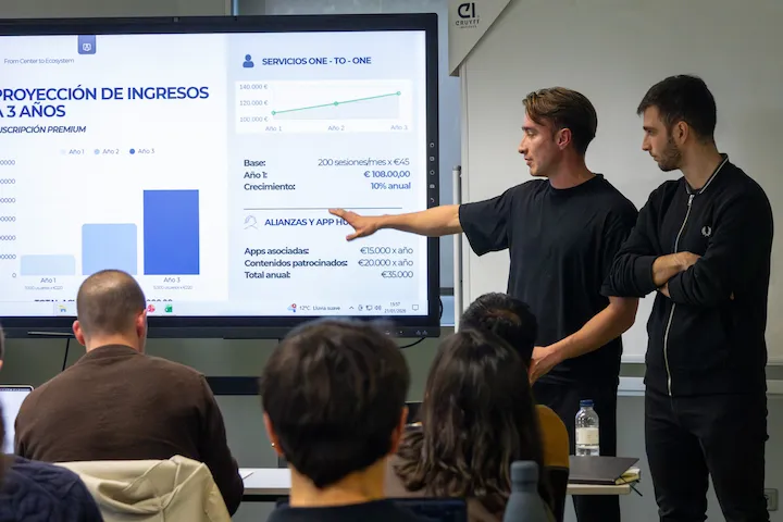Alumnos del Cruyff Institute presentando ante el tribunal en la asignatura de Marketing Deportivo.