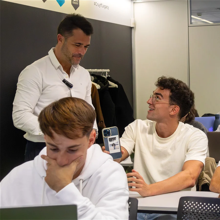 Jesús Oliver conversando con un alumno en una clase práctica sobre HypeAuditor en el Máster de Marketing y Gestión Deportiva del Johan Cruyff Institute