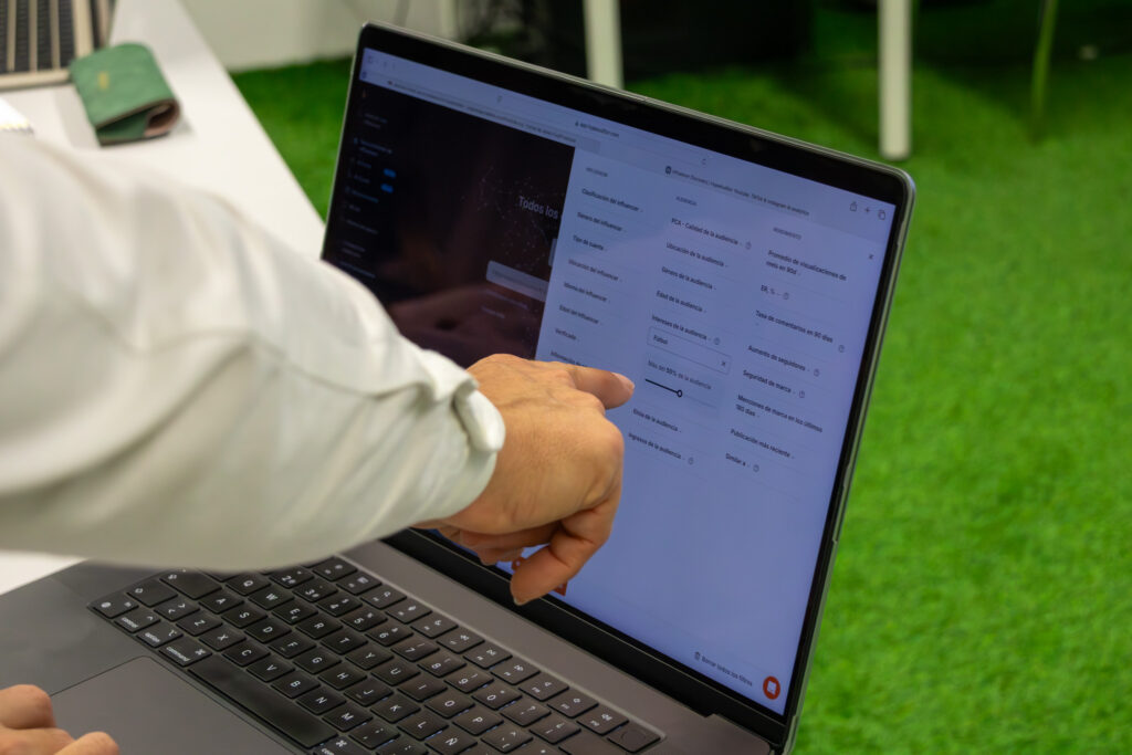 Interfaz de HypeAuditor mostrando análisis detallado de métricas y auditoría de influencers deportivos.