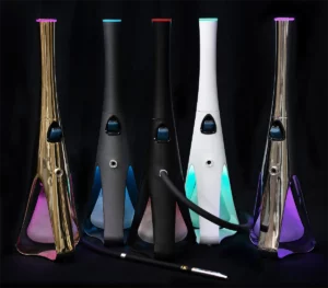 Conjunto de shishas premium en diferentes acabados metalizados y mate, alineadas sobre fondo negro, mostrando su estética minimalista y la iluminación de colores característica.