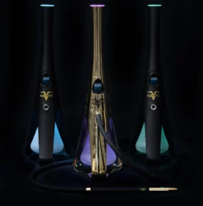 Tres shishas premium de la línea Ignite, una dorada y dos negras, iluminadas con colores distintos sobre fondo negro, mostrando diseño minimalista y carácter tecnológico.